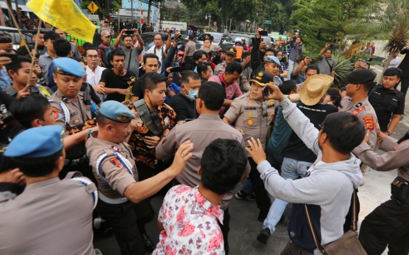 Demo PMII Bogor Berjalan Ricuh, Kapolresta Dan Mahasiswa Dorong-Dorongan