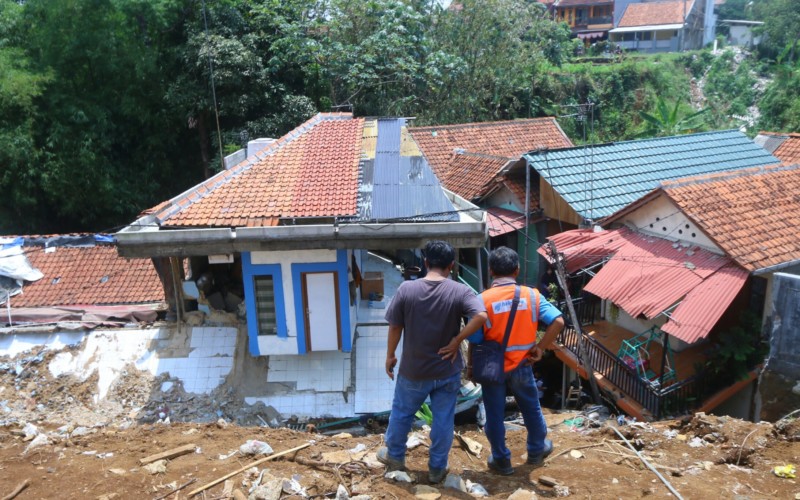 Rumah Warga Rusak Berat Kena Longsoran TPT Mall Boxies 123