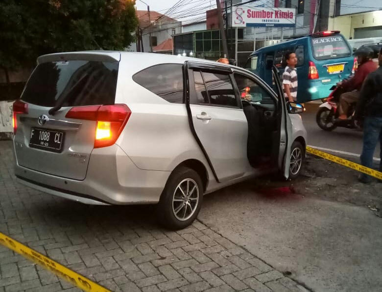Geger, Pria Bersimbah Darah Ditemukan Dalam Mobil di Area Parkir BRI Jalan Raya Wangun