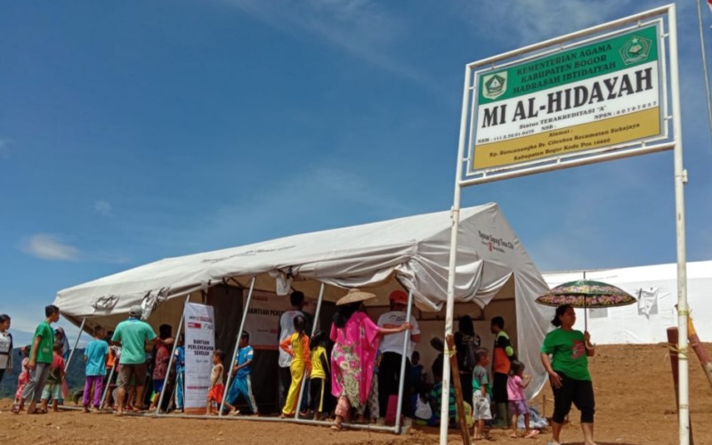 Bahagianya Anak-anak Kampung Rancanangka Dapatkan Peralatan Sekolah