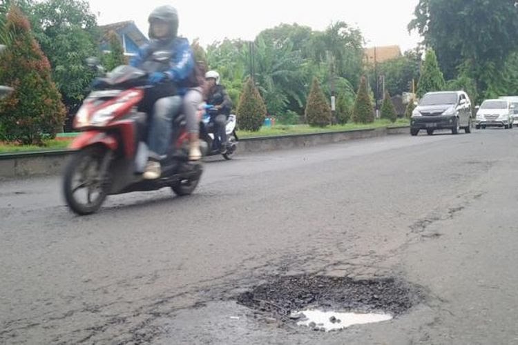 Musim Hujan Banyak Jalan Berlubang, Pengendara Merasa Tidak Nyaman