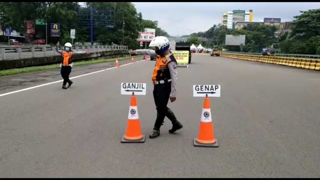 Kendaraan Plat Genap di Putar Balikan Petugas di Exit Tol Jagorawi