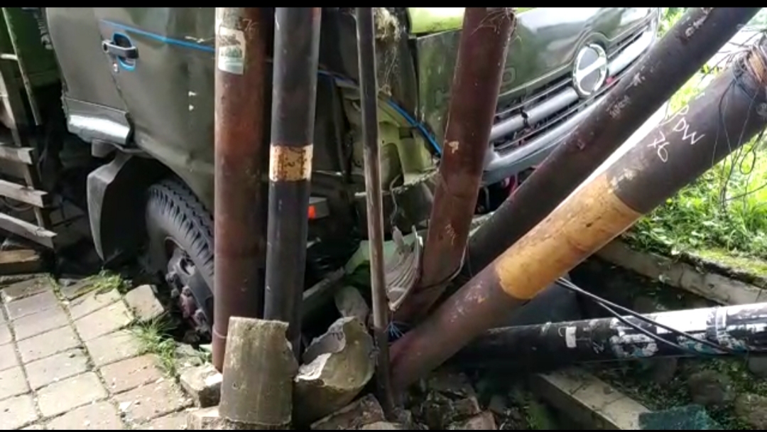 Truk Tronton Bermuatan Pasir Nyungsep Diatas Trotoar Jambu Dua