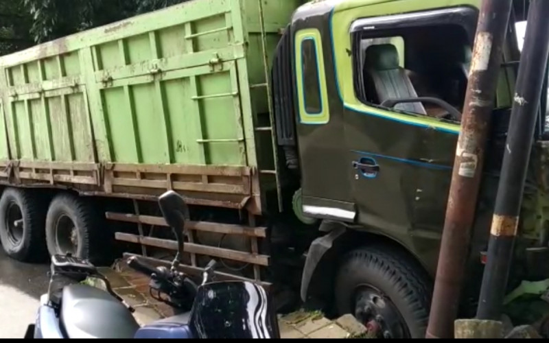 Truk Tronton Bermuatan Pasir Nyungsep Diatas Trotoar Jambu Dua