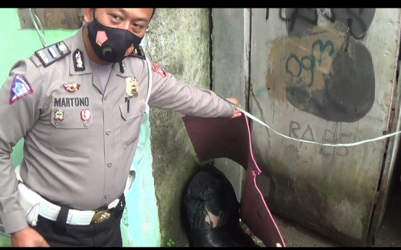Warga Sukaresmi Digegerkan Mayat Perempuan Terbungkus Plastik di Pinggir Jalan