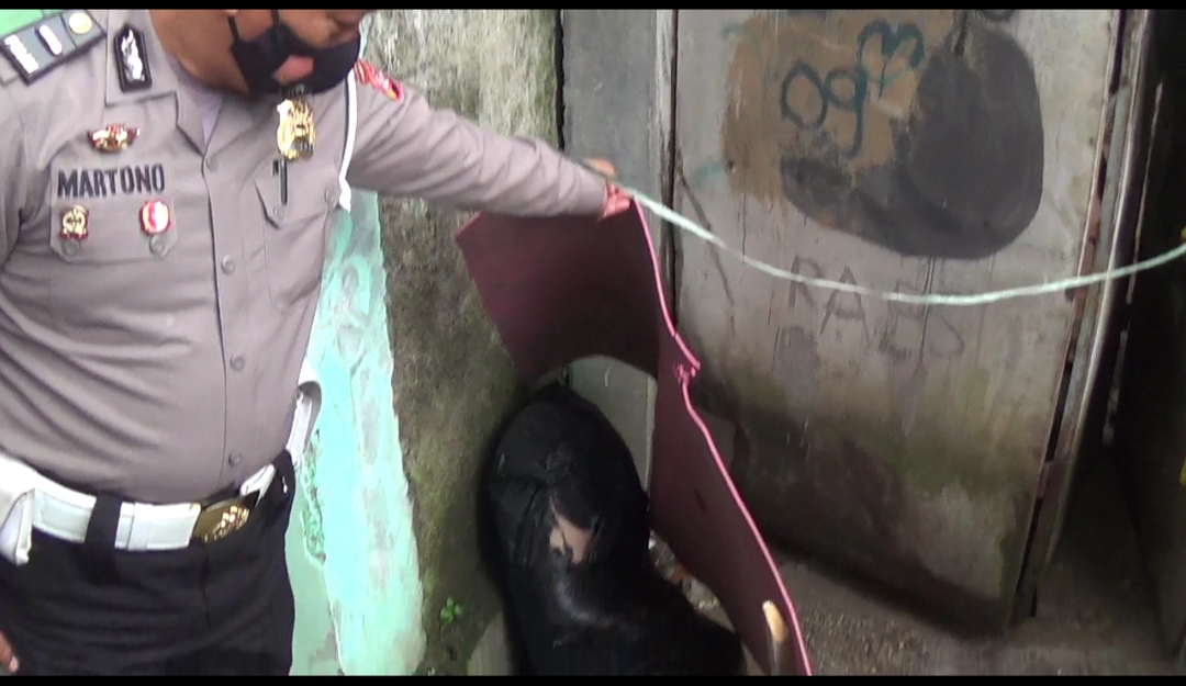 Warga Sukaresmi Digegerkan Mayat Perempuan Terbungkus Plastik di Pinggir Jalan