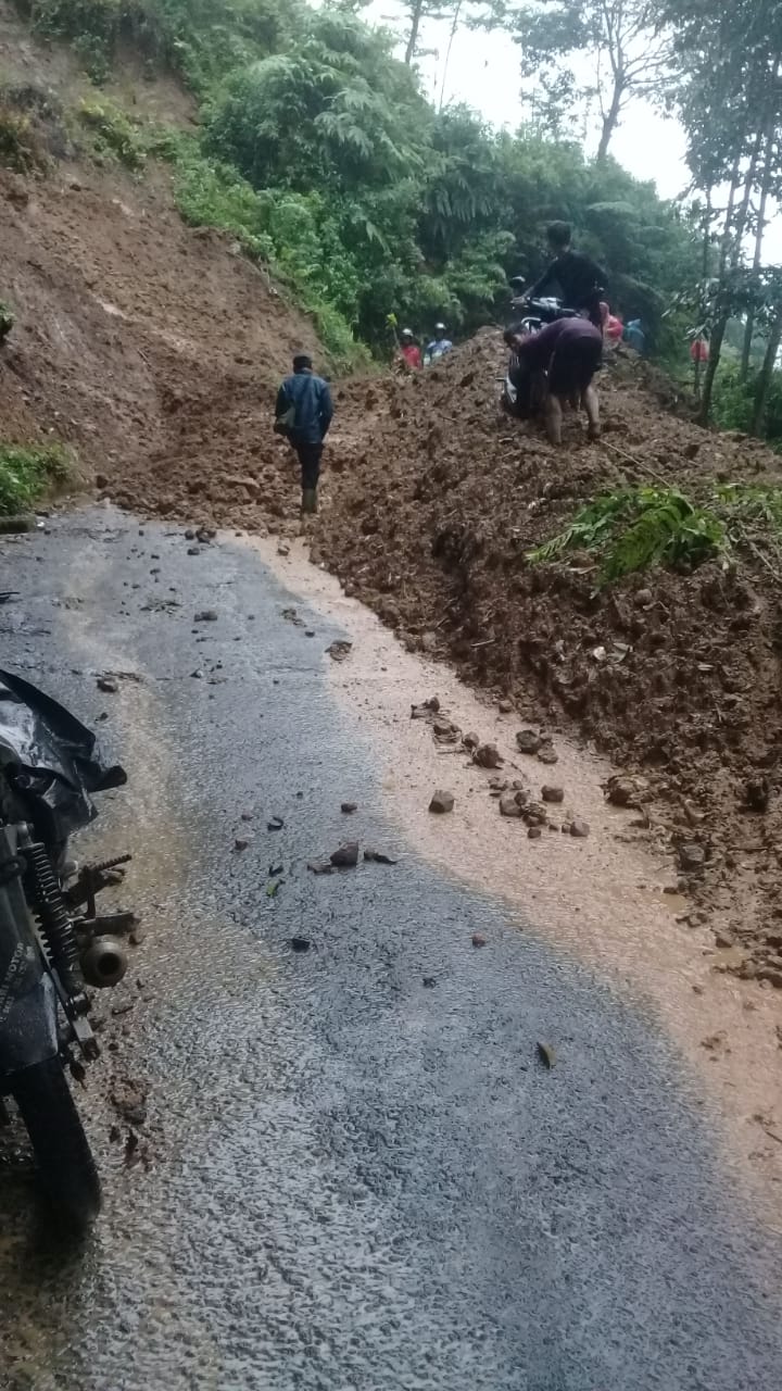 Akibat Hujan Deras Tebing di Malasari Nanggung Longsor, Akses Jalan Warga Tertutup