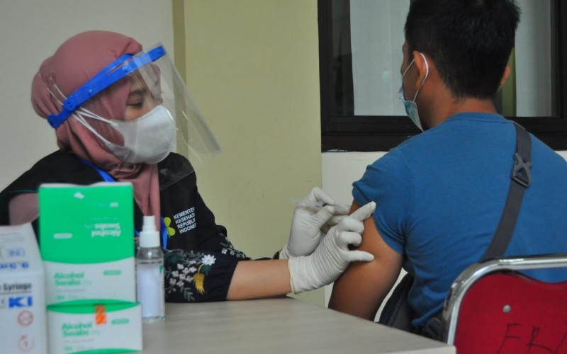 Ratusan Tenaga Kesehatan di Kota Bogor Jalani Vaksinasi Massal