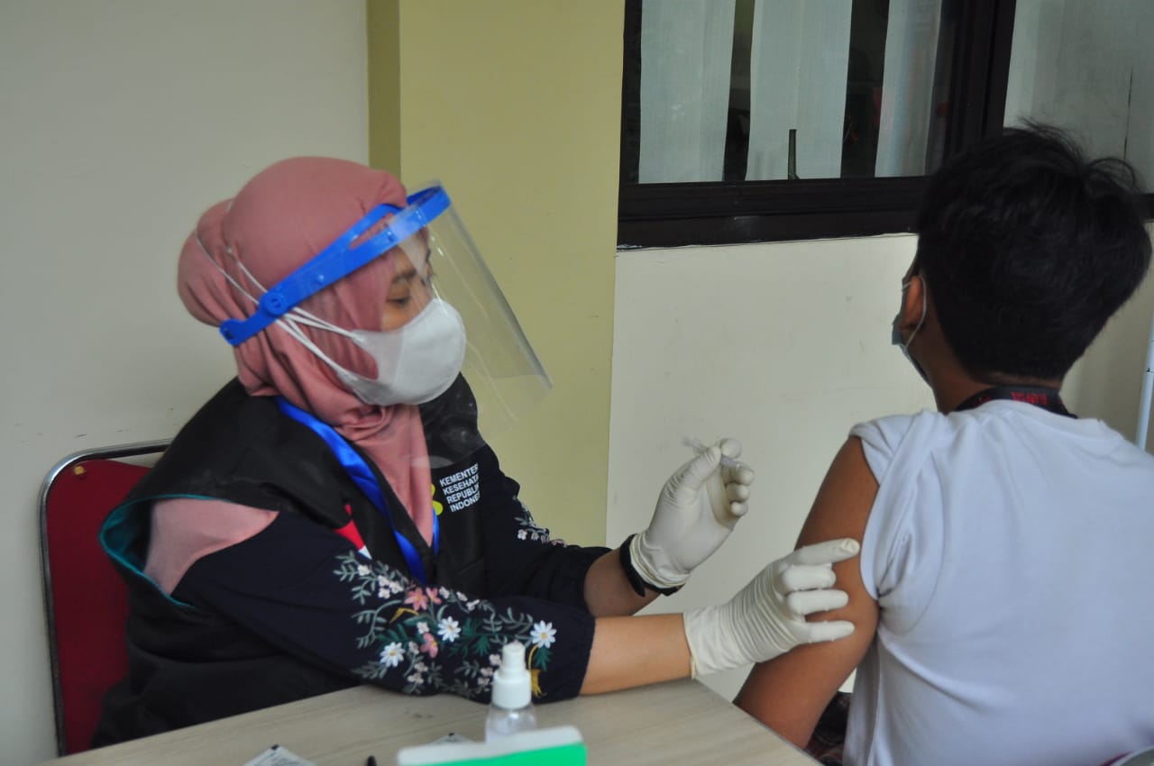 Ratusan Tenaga Kesehatan di Kota Bogor Jalani Vaksinasi Massal