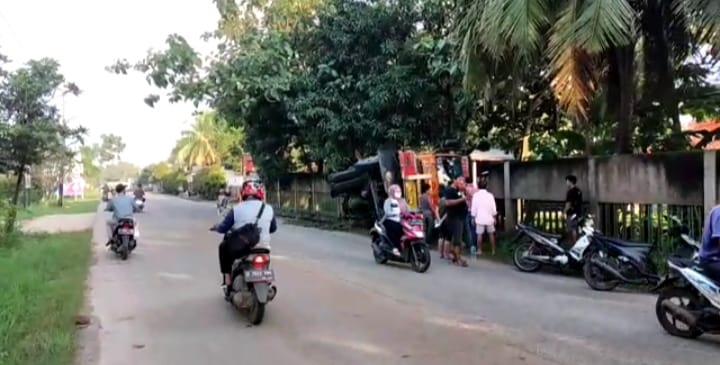 Diduga Rem Blong, Truk Bermuatan Pasir dari Cilegon Hantam Pagar Tembok Rumah