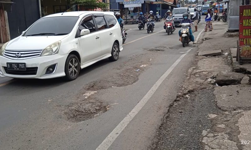 Musim Hujan Banyak Jalan Provinsi Jawa Barat Berlubang