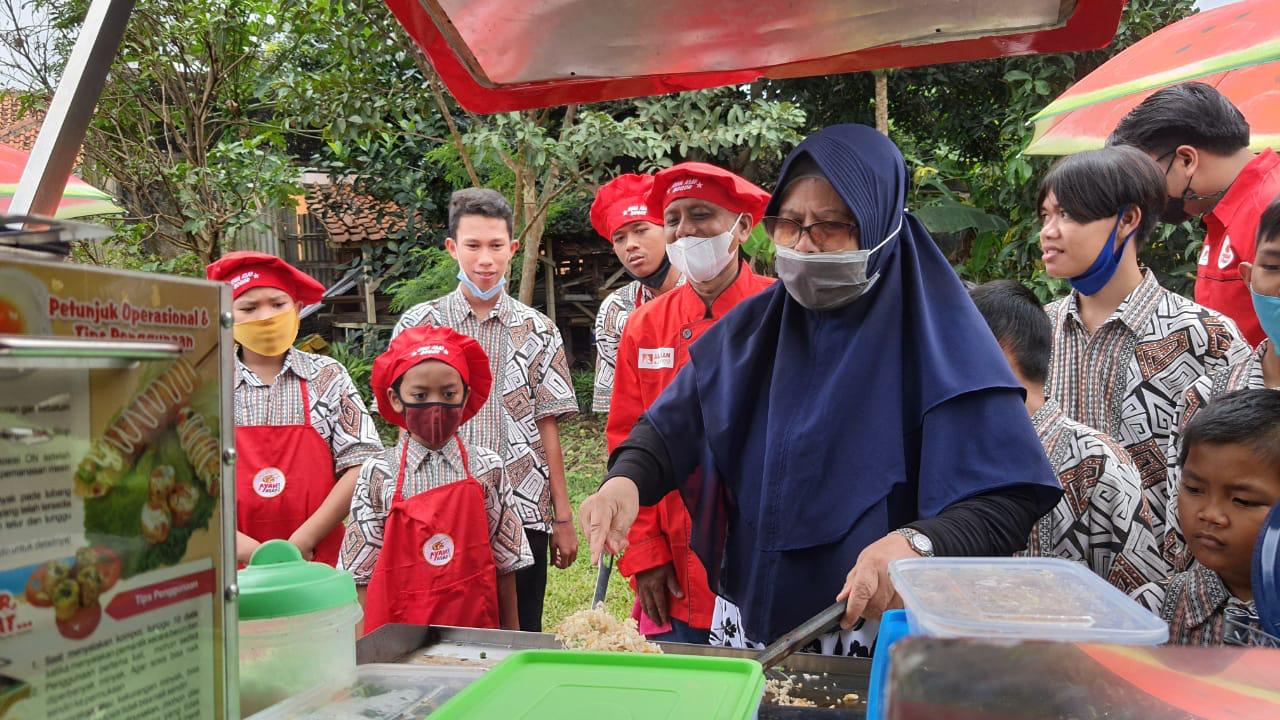 Usai Sukses Dengan Kemitraan Ayam Asap, PT Aura Sinergi Luncurkan Mobile Kitchen untuk Baksos