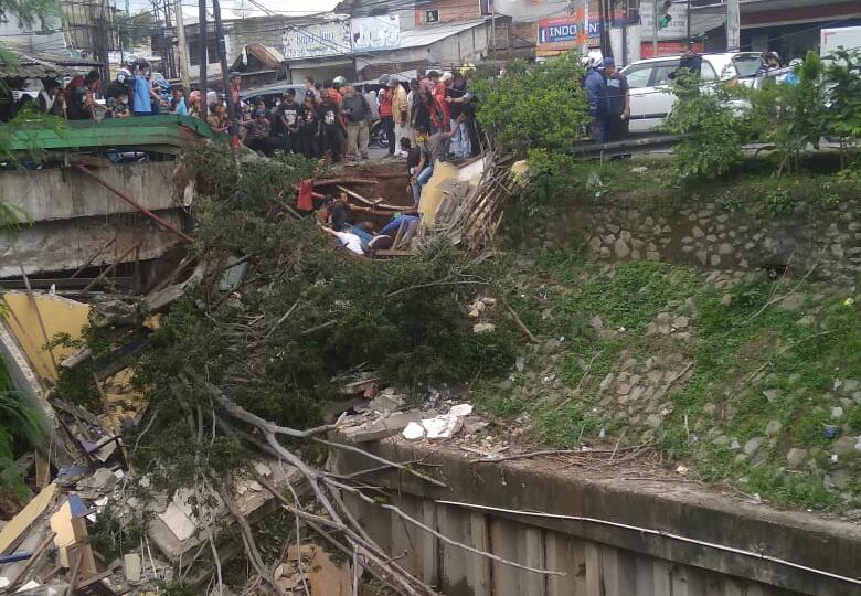 Pospol yang Terletak di Cimanggis Runtuh, Diduga Luapan Air dari Pipa PDAM