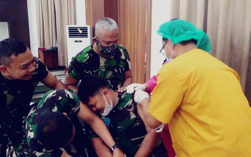 Prajurit TNI Phobia Jarum Suntik saat di Vaksin