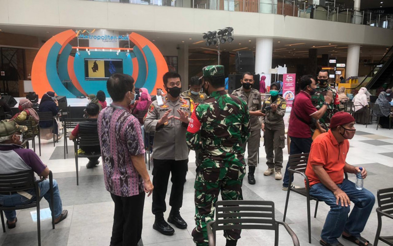 Polsek Cileungsi Lakukan Pengamanan Vaksinasi Lansia
