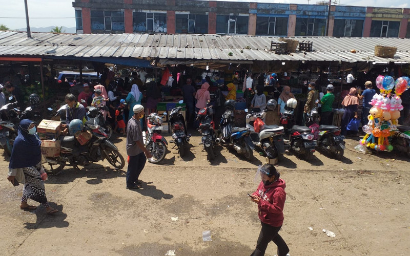 Satu Hari Jelang Ramadan, Masyarakat Serbu Pasar Tradisional