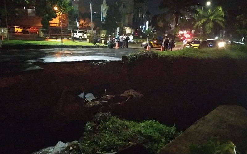 Bahan Kontruksi Tidak Sesuai Standard, Akses Jalan Komplek GDC Longsor