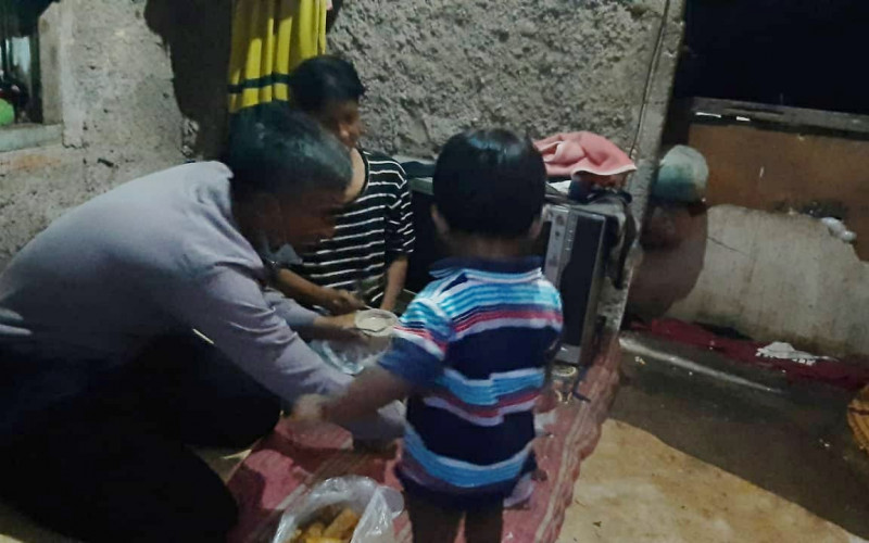 Bhabinkamtibmas Bojonggede Bagi Rezeki Buka Puasa Bareng Warga