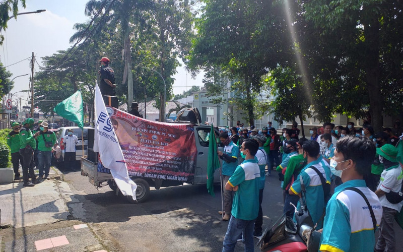 Puluhan Buruh Unjuk Rasa di Disnaker Kabupaten Bogor Minta Naikan Upah