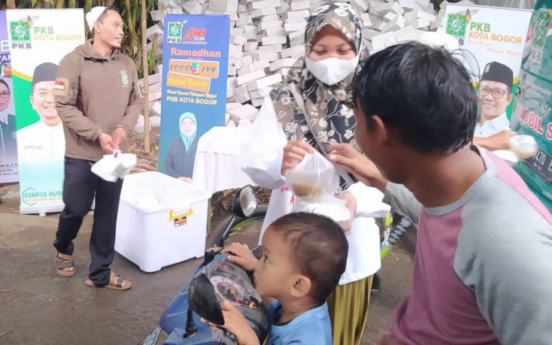 Setiap Hari Jumat Bulan Ramadan, Lusiana Bagikan Takjil ke Pengguna Jalan