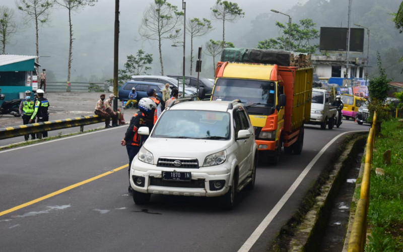 Sebanyak 40 Kendaraan Diputarbalik Petugas Karena Niat Mudik Lewat Puncak