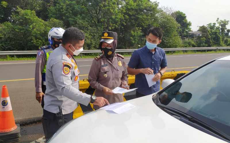 Kendaraan Asing Tak Bisa Perlihatkan Bebas Covid-19, Diputar Balik Petugas