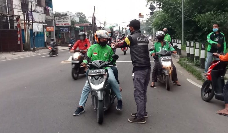 Tebar Kebaikan Ramadan, SOTER Depok Bagikan Ratusan Paket Menu Takjil