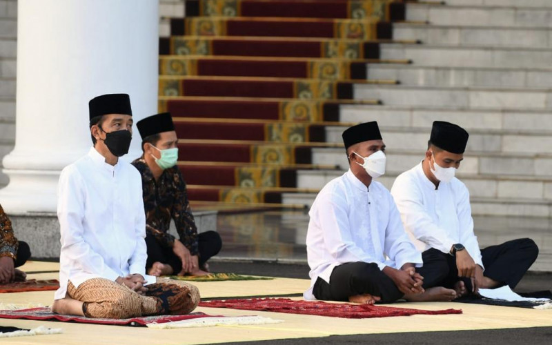 Presiden Jokowi dan Ibu Negara Salat Idul Fitri di Halaman Istana Kepresidenan Bogor