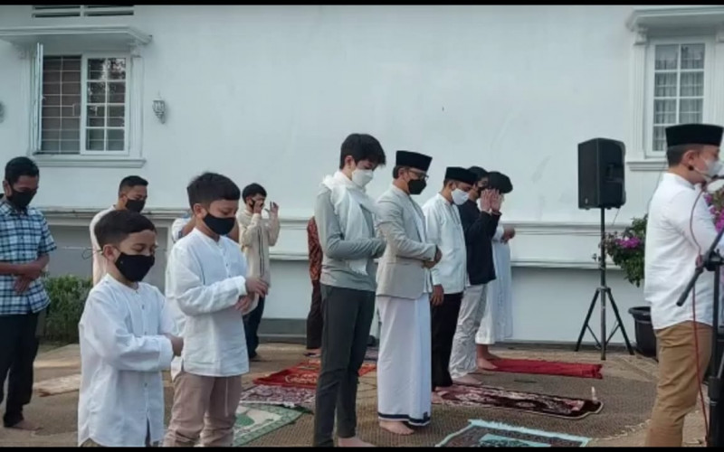 Bima Arya Bersama Keluarga dan Kerabat Shalat di Rumahnya