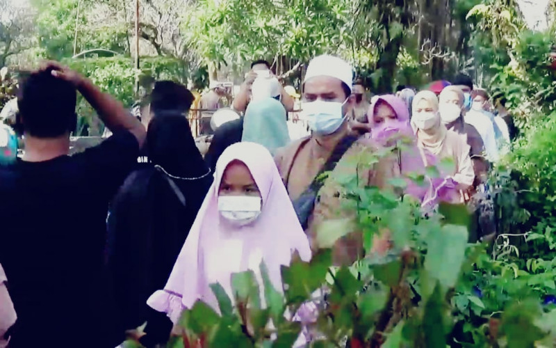 Meski Dilarang, Ratusan Peziarah Padati TPU Dreded Kota Bogor