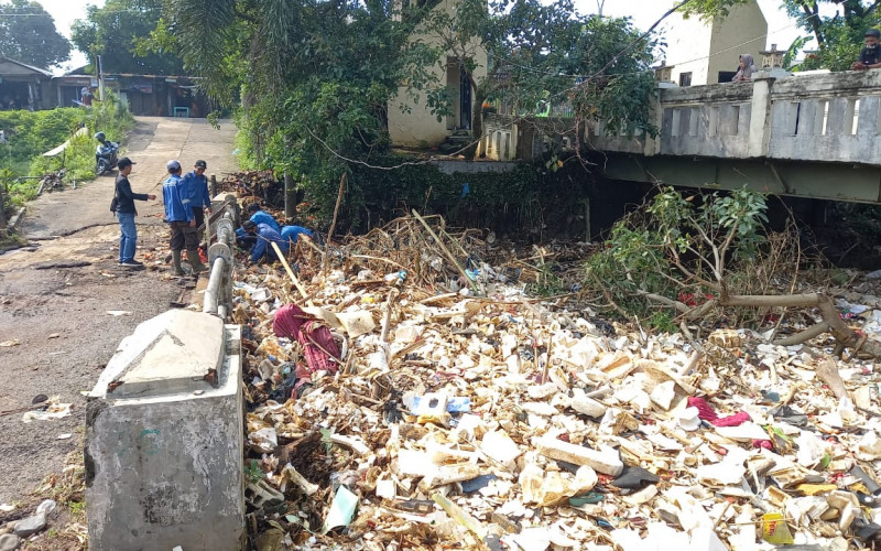 Sampah Kalibaru Cilebut Barat Mulai Diangkut Petugas