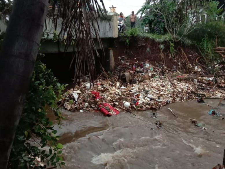 Besok, Dilanjutkan Pembersihan Sampah Kalibaru Cilebut