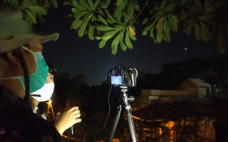 Jembatan Ceger Dipadati Warga Yang Ingin Lihat Super Blood Moon