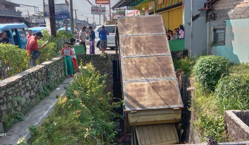 Sopir Banting Setir Hindari Mobil yang Keluar, Truk Muatan Bibit Anak Ayam Masuk Irigasi