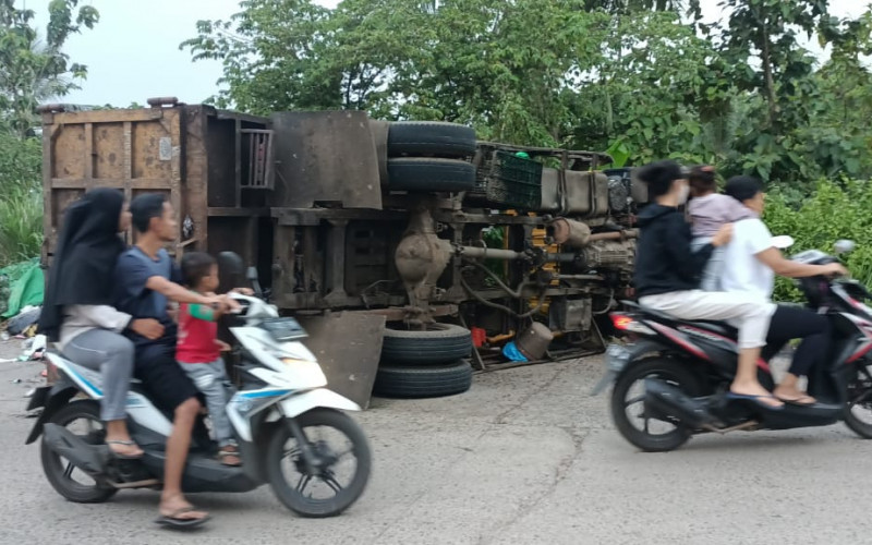 Akibat Rem Blong, Truk Milik DLH Kota Bogor Terguling di Jalan Lingkar Galuga