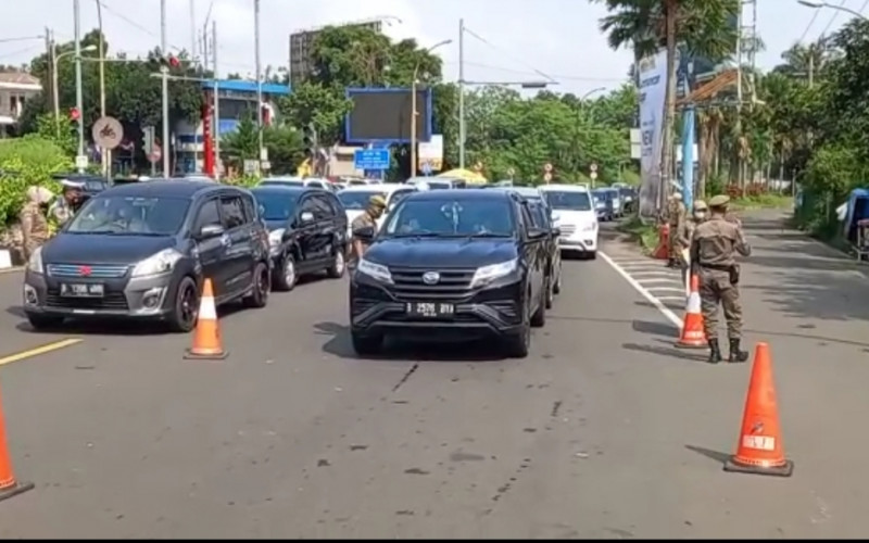 Liburan Lahirnya Pancasila, Kawasan Puncak Dipadati Kendaraan Roda Empat