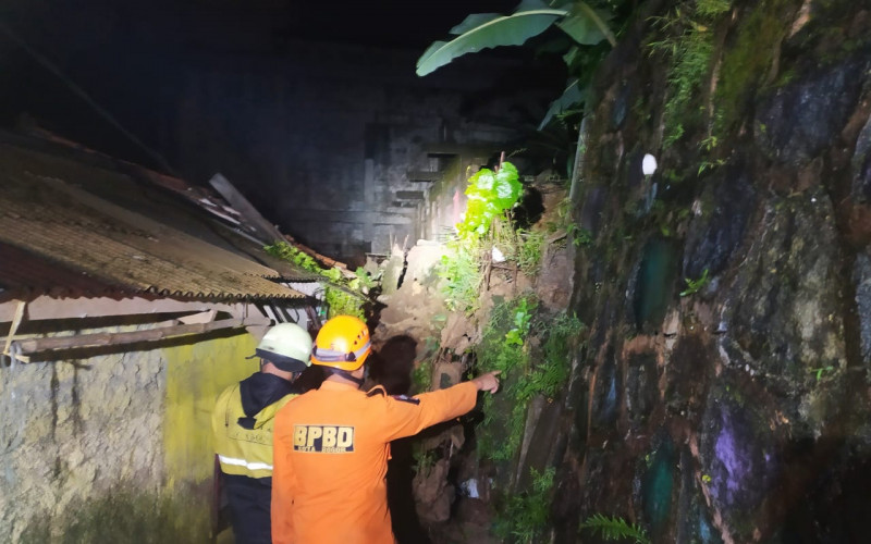 Lahan Double Track Milik PT KAI di Jalur Bogor-Sukabumi Longsor, Satu Orang Penghuni Rumah Terluka