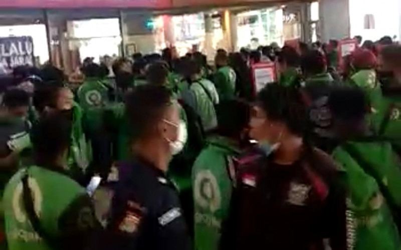 Menu BTS Meal Menyebabkan Kerumunan di McDonalds Ciplaz Depok