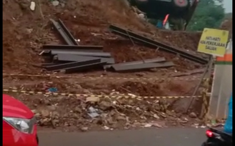 Diduga Tanah Labil, Crane Proyek Rel Ganda Bogor-Sukabumi Terguling