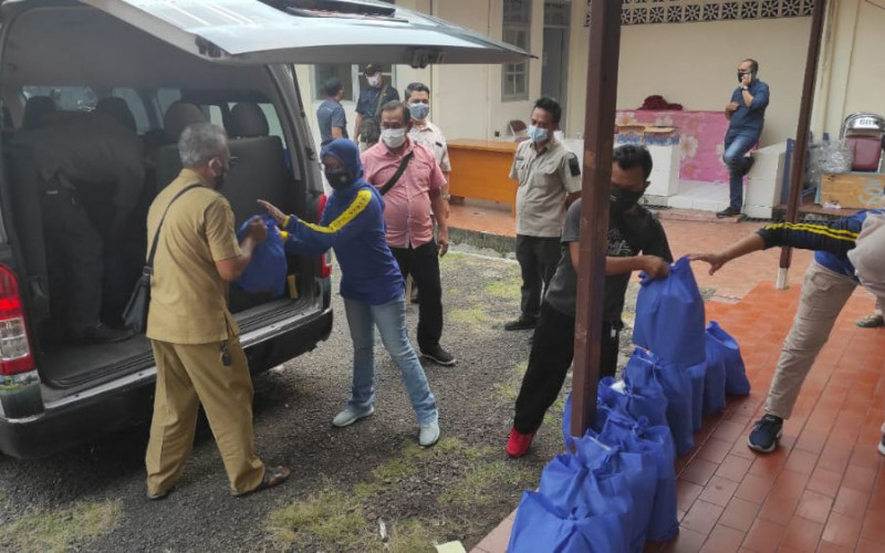 DPRD Kota Bogor Berikan Bantuan Untuk Warga yang Sedang Menjalani Isoman