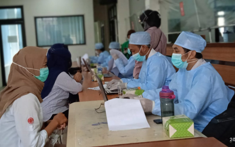 Warga Cibungbulang Antusias Mengikuti Vaksinasi Massal