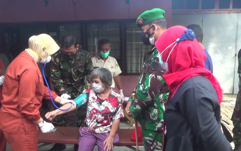Vaksinasi Door to Door Bagi Lansia dan Disabilitas di Kelurahan Babakan Pasar