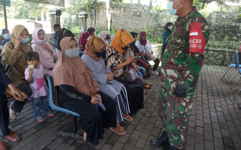 Peltu M Rafiudin Babinsa Desa Caringin Jaga Kondusifitas Peserta Vaksin