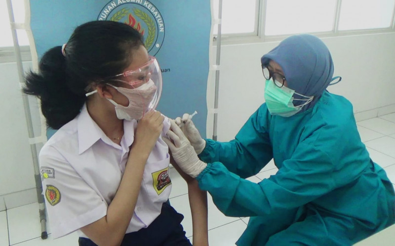 500 Pelajar SMP Kesatuan Usia 12 Tahun Ikuti Vaksinasi Massal Dosis Pertama