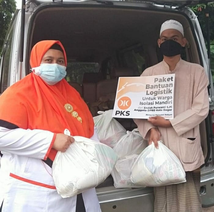DPC PKS Bogor Utara Bagikan Logistik ke Warga yang Sedang Jalani Isoman