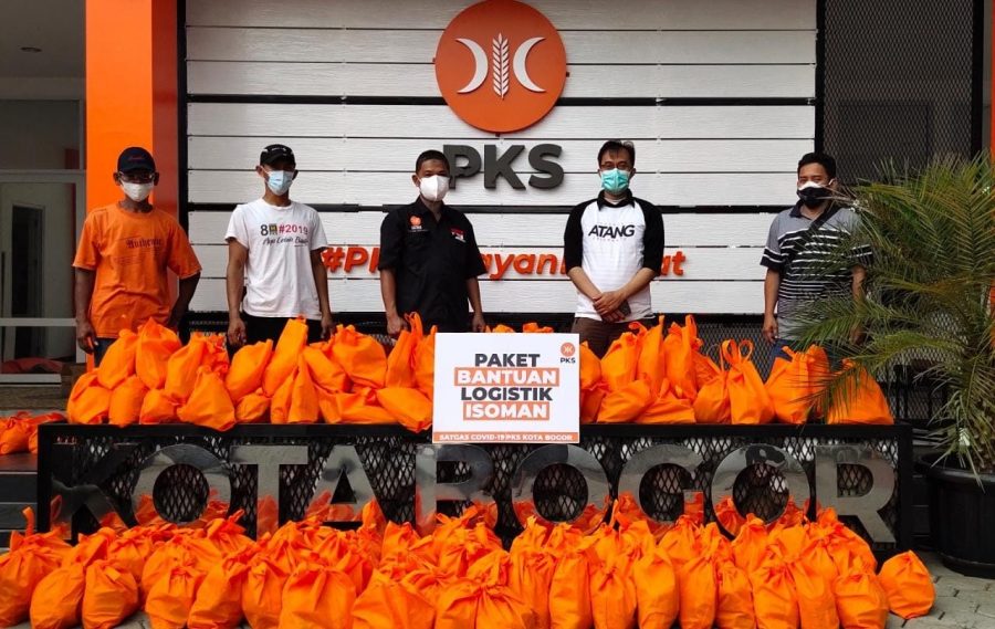 DPC PKS Bogor Utara Bagikan Logistik ke Warga yang Sedang Jalani Isoman