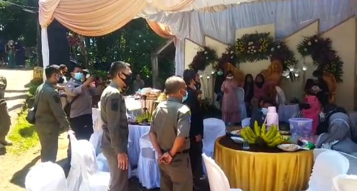 PPKM Level 4, Petugas Bubarkan Gelar Pesta Pernikahan di Pabangbon