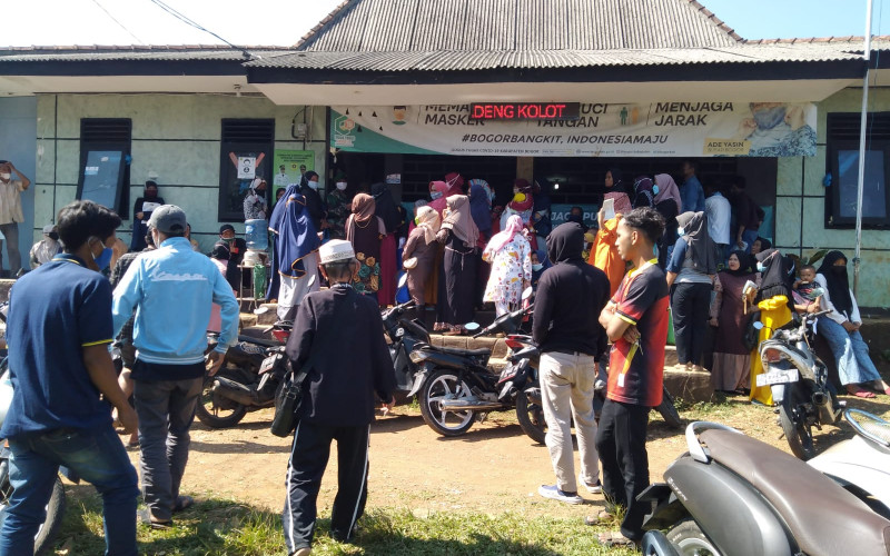 Pembagian BST di Desa Sadeng Kolot Menimbulkan Kerumunan