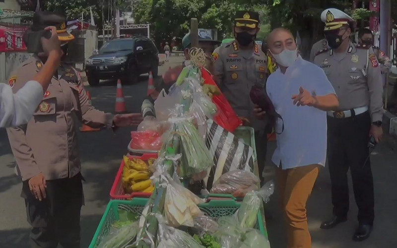 Pedagang di Vaksin Kapolresta Borong Dagangan Milik Pedagang Sayur