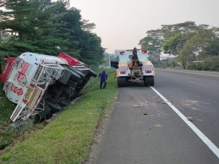 Truk Pertamina Alami Kecelakaan Tunggal di Tol Jagorawi